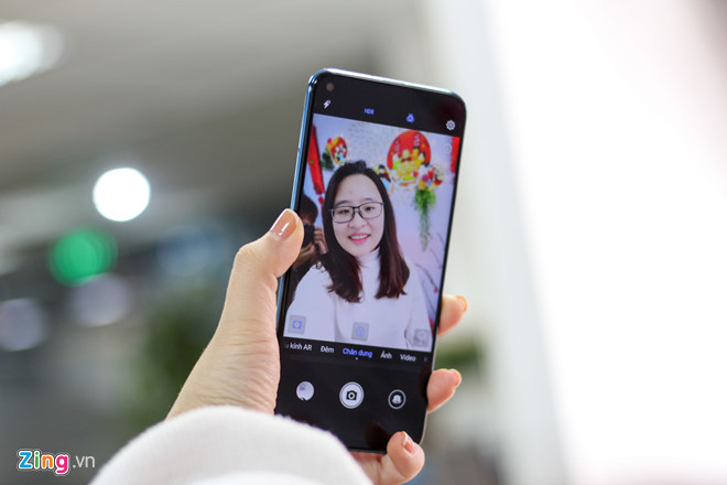 Camera selfie có độ phân giải 25 MP, tích hợp AI và nhiều chế độ làm đẹp khác nhau.