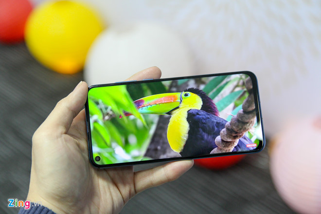 Nova 4 được bán ra với 4 màu, bao gồm đỏ, trắng, xanh Aurora và đen. Tại thị trường Trung Quốc, thiết bị có giá từ 450 USD cho phiên bản cấu hình tiêu chuẩn. Máy cạnh tranh trực tiếp với mẫu Galaxy A8s từ Samsung. Kế hoạch bán sản phẩm này tại Việt Nam chưa được công bố.