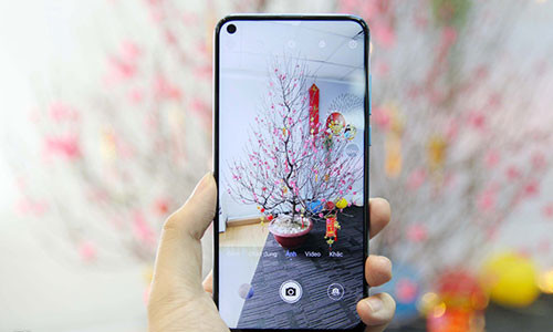  Huawei Nova 4 là smartphone thứ hai trên thế giới có thiết kế màn hình "nốt ruồi". Ngoại hình tổng thể của máy không có nhiều khác biệt so với mẫu Nova 3 trước đây.