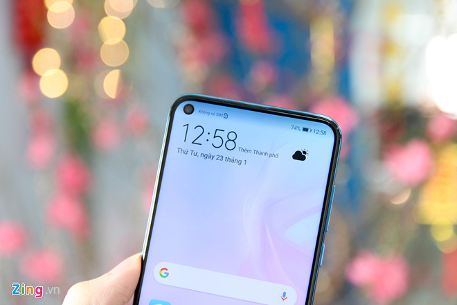 Theo Huawei, camera trước của Nova 4 có kích thước nhỏ nhất thế giới và phần khoét lỗ trên màn hình cũng nhỏ hơn so với đối thủ Samsung Galaxy A8s.