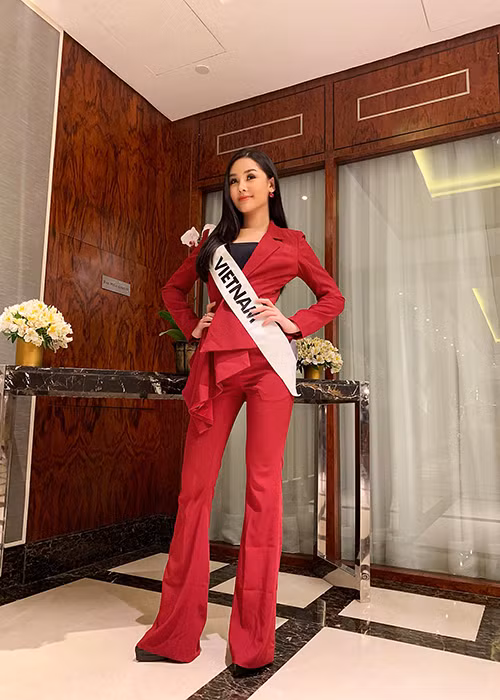 Ở buổi chụp ảnh áo tắm, cô trở nên lạc quẻ khi mặc nội y trong khi các thí sinh khác mặc bikini.