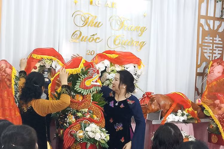 Mẹ của Cường Đô la đã tự tay chuẩn bị lễ tráp tại nhà cô dâu. Ảnh: Zing