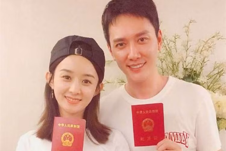 Dự kiến, vợ chồng Triệu Lệ Dĩnh - Phùng Thiệu Phong sẽ đón thiên thân nhỏ của mình vào tháng 3/2018 chỉ sau 5 tháng công bố kết hôn.