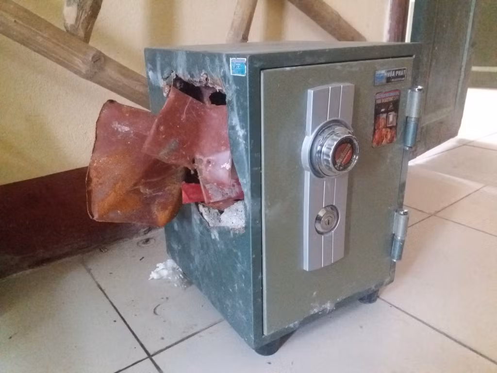 "Dao tac" dot nhap UBND xa cuom di gan nua ty dong