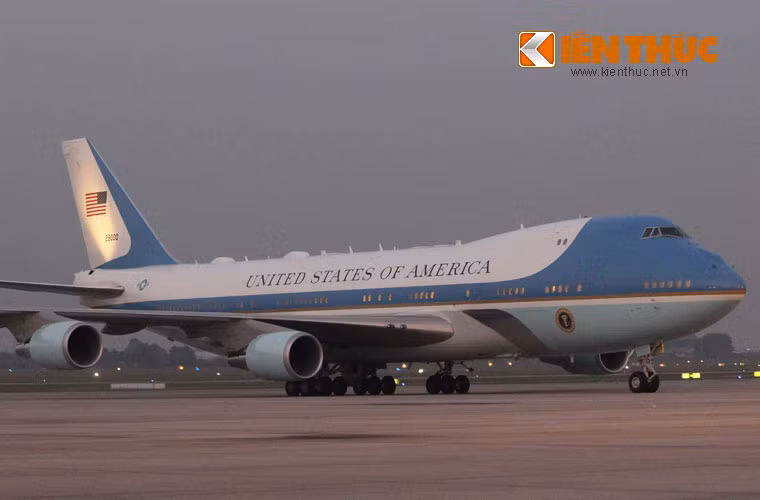 Tong thong Donald Trump den Ha Noi, bat dau tham chinh thuc Viet Nam