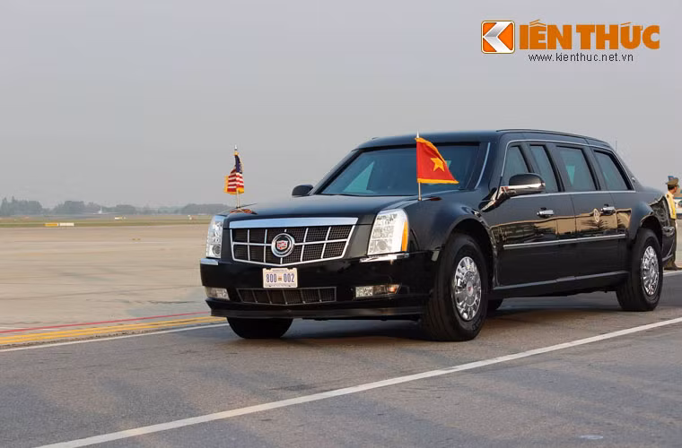 Ngay từ sáng sớm, công tác đảm bảo an ninh chuẩn bị đón Tổng thống Donald Trump tại Nội Bài đã được triển khai và càng trở nên chặt chẽ hơn trước giờ chuyên cơ Air Force One hạ cánh. Trong ảnh, chiếc xe của Tổng thống Trump mang biệt danh “The Beast” (Quái thú) đậu sẵn tại Nội Bài từ chiều.