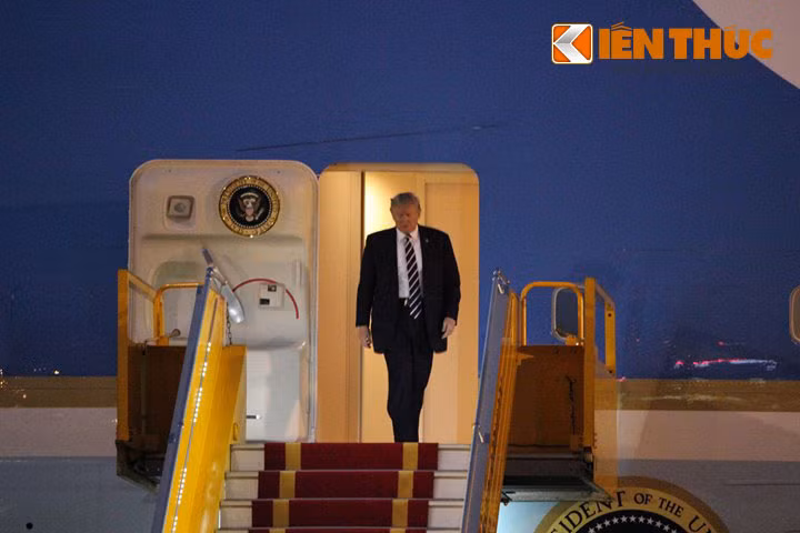 Tổng thống Donald Trump xuất hiện ở cửa máy bay.