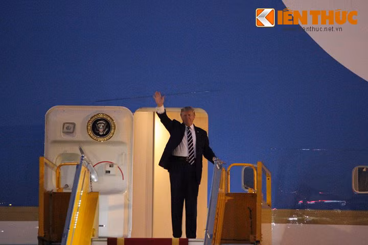 Ông vẫy tay chào tất cả mọi người.