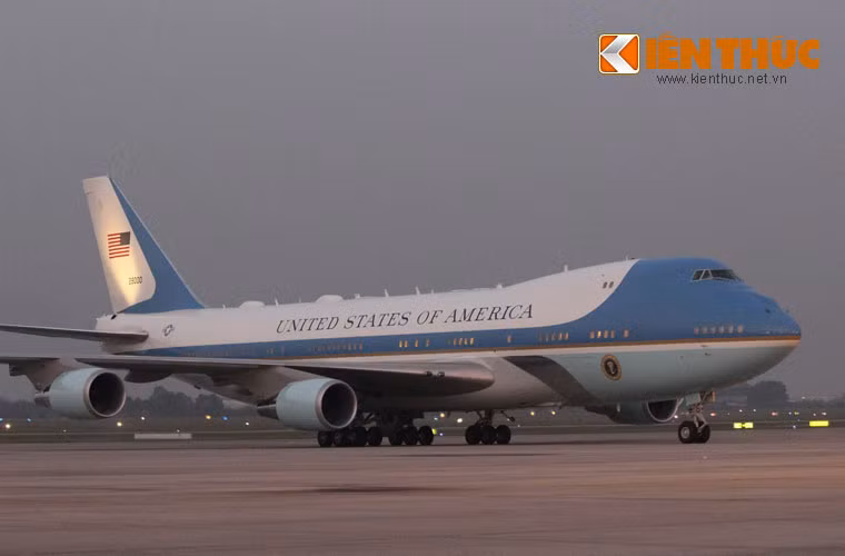 Khoảng 17h chiều, chuyên cơ Air Force One chở Tổng thống Mỹ Donald Trump đã hạ cánh xuống sân bay Nội Bài, bắt đầu chuyến thăm chính thức Việt Nam từ ngày 11-12/11 theo lời mời của Chủ tịch nước Trần Đại Quang.