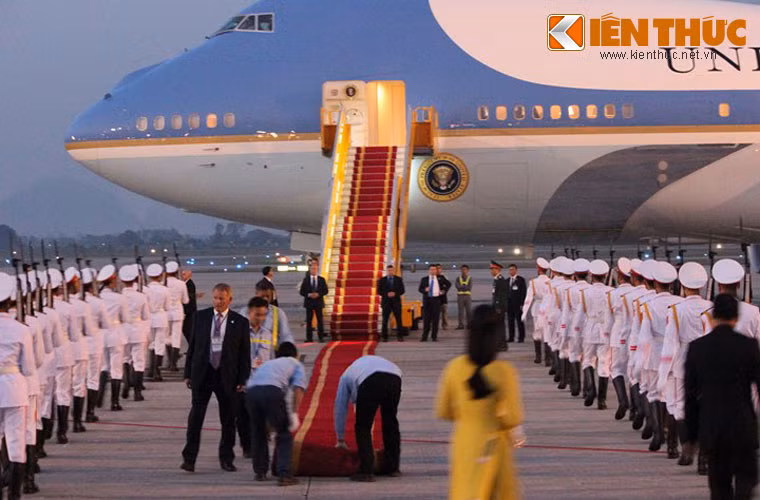 Thảm đỏ đang được trải từ xe thang xuống mặt đất một quãng xa.