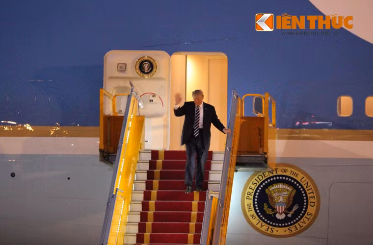 Sau khi đến Hà Nội vào chiều tối nay, dự kiến Tổng thống Trump sẽ dự tiệc chiêu đãi nhà nước. Lễ đón chính thức Tổng thống Trump sẽ diễn ra vào sáng 12/11 tại Phủ Chủ tịch.