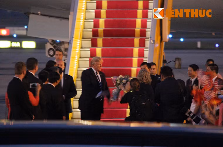 Ngay sau lễ đón vào sáng 12/11, Tổng thống Trump sẽ có cuộc hội đàm với Chủ tịch nước Trần Đại Quang. Kết thúc hội đàm, hai nhà lãnh đạo sẽ chứng kiến lễ ký kết một số hợp tác quan trọng và tổ chức họp báo chung.