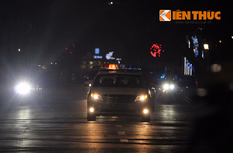 Đội hình xe dẫn đoàn, đoàn xe của Tổng thống Donand Trump bắt đầu đi qua phố Tràng Tiền trong tiếng reo hò chào đón nồng nhiệt của người dân Hà Nội.