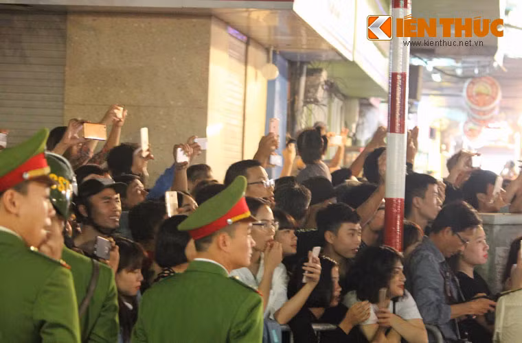 Đúng 17h chiều nay, chuyên cơ Air Force One của Tổng thống Mỹ Donald Trump hạ cánh xuống sân bay Nội Bài. Đến hơn 18h, đoàn xe của Tổng thống Mỹ mới di chuyển về nội thành Hà Nội, nhưng hàng ngàn người dân đã xếp hàng chờ đón từ rất sớm dọc tuyến đường đoàn xe ông Trump đi qua.