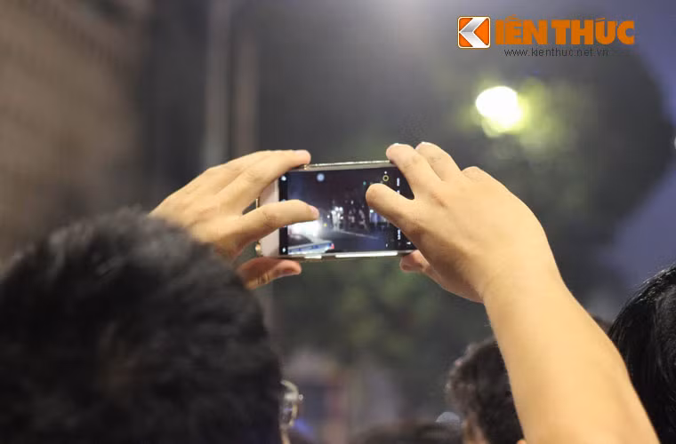 Người dân tranh thủ ghi lại khoảnh khắc mà không phải lúc nào cũng được gặp – đoàn xe của Tổng thống Mỹ di chuyển trên đường phố Việt Nam.