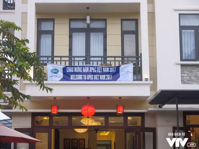 Băng rôn chào mừng Tuần lễ Cấp cao APEC 2017 treo trước cửa các khách sạn tại Hội An.