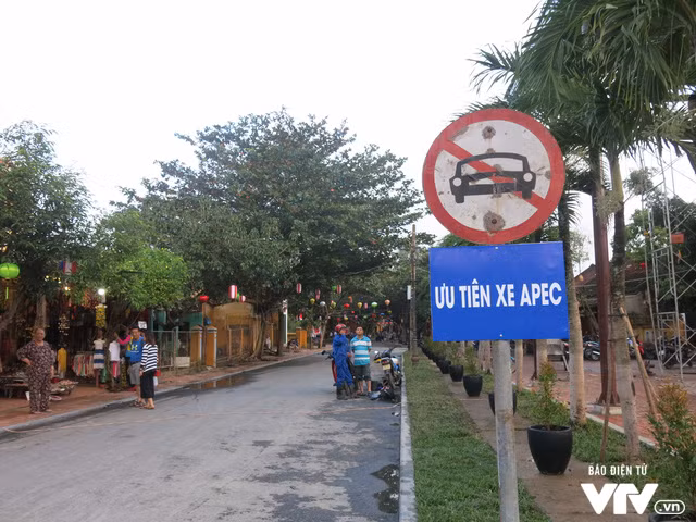 Đường ưu tiên dành cho đoàn xe APEC ở khu phố cổ Hội An.