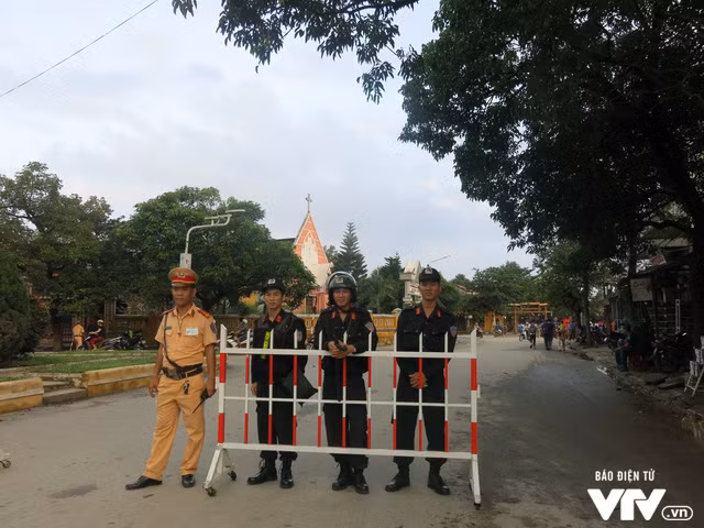 Lực lượng Cảnh sát giao thông, Cảnh sát cơ động chốt chăn ở các ngã 3, ngã 4 đảm bảo trật tự và điều hướng giao thông.