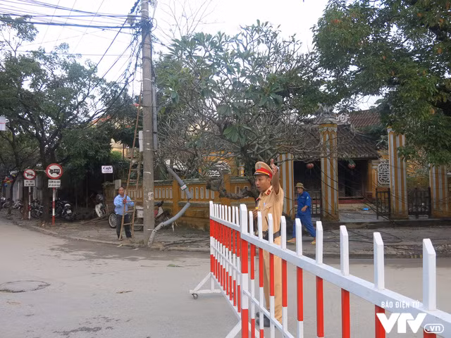 CSGT điều tiết phương tiện đi vào khu trung tâm phố cổ Hội An.