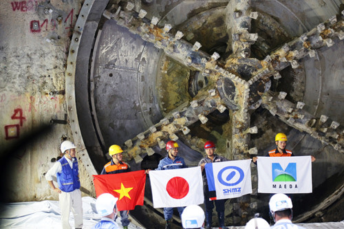 Đúng 9h ngày 29/6, công nhân, kỹ sư của Ban Quản lý đường sắt đô thì TP và Liên danh nhà thầu Shimizu - Meada (Nhật Bản) vui mừng đón đầu đào TBM về đến ga Nhà hát TP.