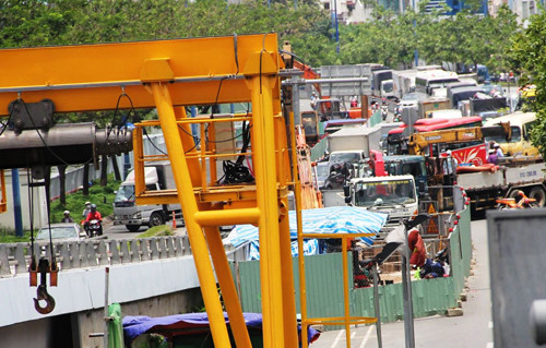 Giao thông qua khu vực bị phong tảo làn ôtô theo hướng từ Bình Chánh về trung tâm quận 1.