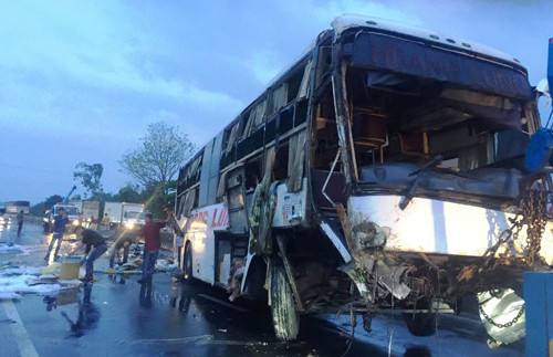 Chiếc xe khách được di dời khỏi hiện trường.