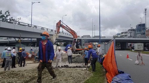 Tại khu vực công trình bất ngờ xuất hiện vết sụt lún dài 6m, ngang 4m trên làn ôtô khiến giao thông bị phong tỏa để đảm bảo an toàn.