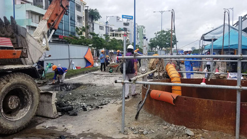 Công trình hệ thống cống bao thuộc dự án cải thiện môi trường nước TPHCM (thuộc gói thầu G) lưu vưc kênh Tàu Hũ – Bến Nghé và kênh Đôi – kênh Tẻ đang thi công trên đường Võ Văn Kiệt...