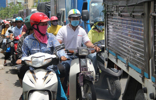 Làn xe máy trở thành hỗn hợp để giải tỏa ách tách giao thông trên đại lộ Đông- Tây.