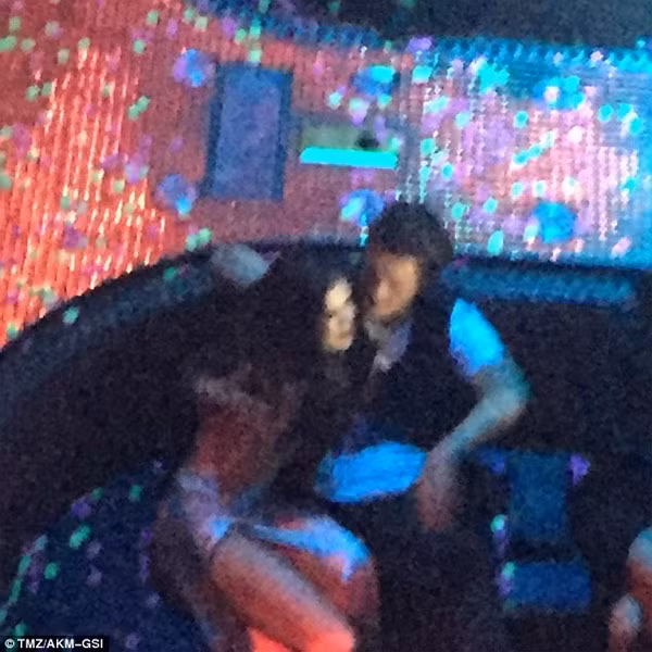 Selena Gomez quan quyt Orlando Bloom trong hop dem-Hinh-2