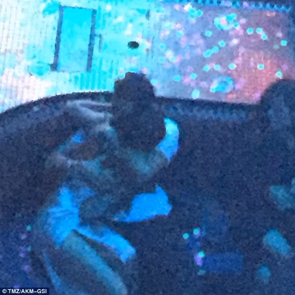 Selena Gomez quan quyt Orlando Bloom trong hop dem