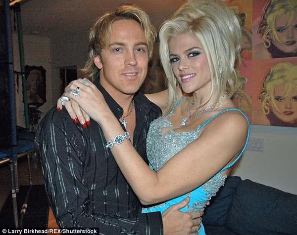 Con gai co nguoi mau Playboy Anna Nicole Smith giong het me-Hinh-3