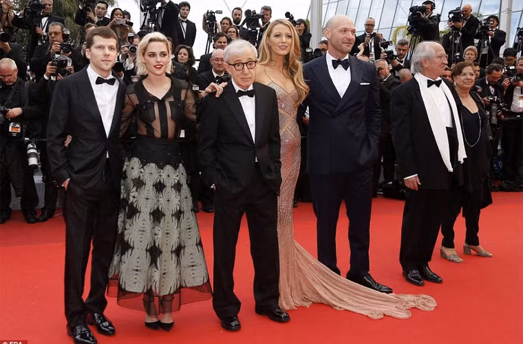 Kristen Stewart, Jesse Eisenberg, Woody Allen, Blake Lively, Corey Stoll và nhà điện ảnh người Italy Vittorio Storaro chụp ảnh trên thảm đỏ Cannes.