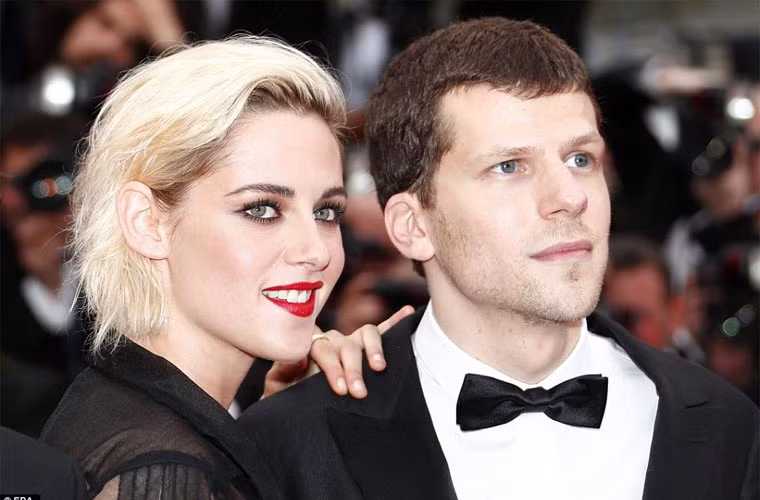 Bộ phim hài lãng mạn của đạo diễn Woody Allen Café Society là lần thứ ba Kristen và bạn diễn nam Jesse Eisenberg hợp tac cùng nhau. Hai người đã trở thành bạn thân sau khi cùng nhau tham gia Adventureland (2009) và American Ultra (2015).