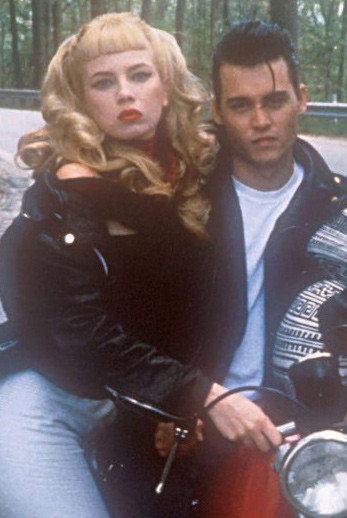 Có tin đồn Traci Lord và Johnny Depp hẹn hò vào năm 1990 sau khi cùng đóng chung phim Cry Baby.