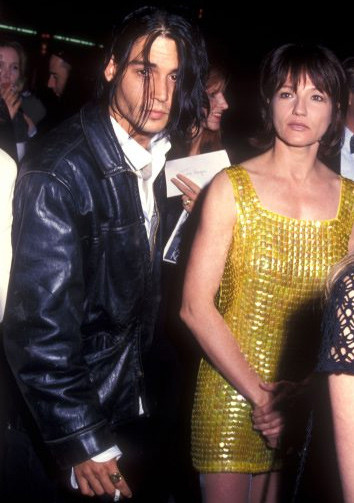 Năm 1994, Johnny Depp hẹn hò với bạn gái hơn anh 9 tuổi, Ellen Barkin. Nhưng mối quan hệ này chỉ kéo dài trong một thời gian ngắn rồi đường ai nấy đi.