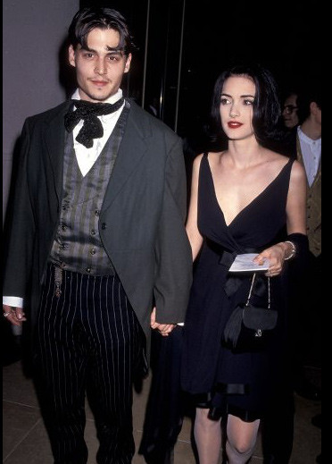 Johnny Depp và bạn diễn Winona Ryder hẹn hò ba năm và đây được coi là một trong những người tình gây dấu ấn nhất với Depp khi anh xăm chữ Winona Forever (Mãi mãi Winona) trên cánh tay. Nhưng đến năm 1993, khi chia tay, ngôi sao Cướp biển Caribbean đã xóa hình xăm này.