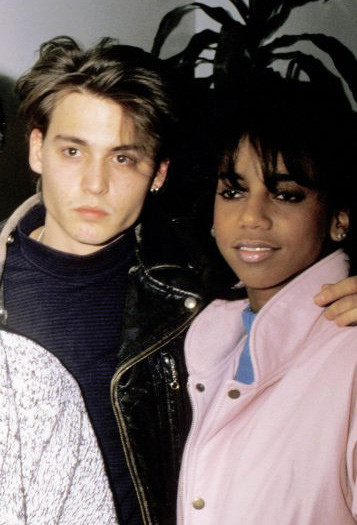 Năm 1987, Johnny Depp hẹn hò với bạn diễn Holly Robinson Peete, nhưng cả hai chưa bao giờ chính thức công khai quan hệ.