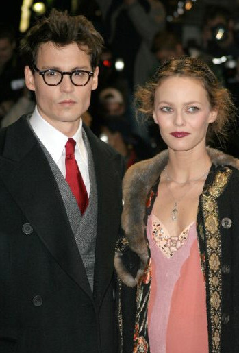 Mối tình lâu dài nhất của Johnny Depp là với nữ diễn viên người Pháp Vanessa Paradis. Thế nhưng mối tình 14 năm của họ và hai đứa con chung cũng không giữ chân được Depp. Hai người chia tay năm 2012.