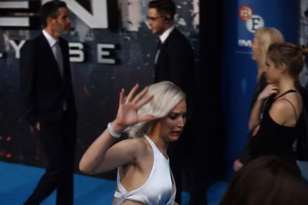 Jennifer Lawrence nguong chin mat vi truot nga
