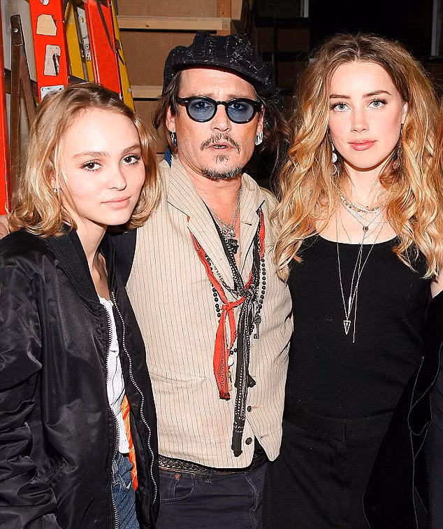 Theo nhiều nguồn tin, nữ diễn viên 30 tuổi cố gần gũi con của chồng sắp cưới bằng cách đưa hai đứa trẻ đi chơi vào những dịp đặc biệt. Cô còn cố tỏ ra là một thành viên thực sự trong gia đình bằng cách tham gia vào việc dạy dỗ con riêng của chồng.