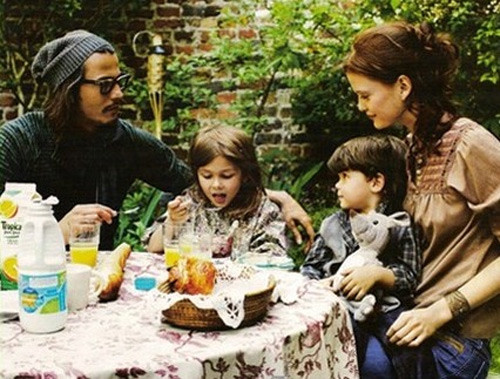 Trước khi Amber Heard xuất hiện trong cuộc đời Johnny Depp, hai bé Lily Rose và John III đang được hưởng cuộc sống hạnh phúc gia đình bên bố Depp và mẹ Vanessa Paradis.