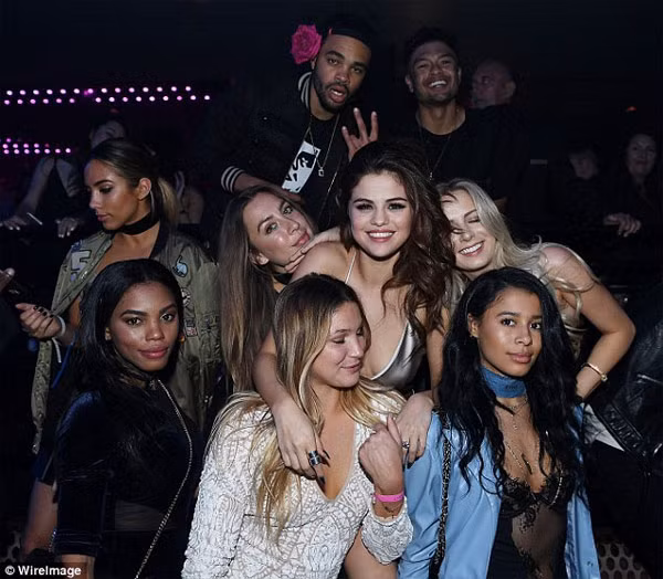 Selena Gomez cùng bạn bè trong hộp đêm, nơi cô bị chộp cảnh âu yếm Orlando Bloom.