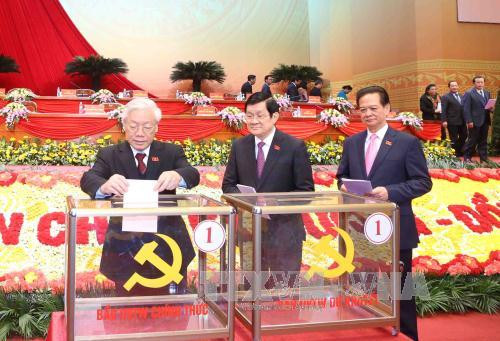 Các lãnh đạo Đảng và Nhà nước bỏ phiếu bầu Ban chấp hành Trung ương khóa XII.