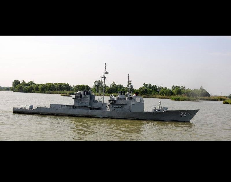 Nhìn từ xa con tàu hoàn chỉnh với màu sơn ngụy trang và các loại vũ khí khí tài đầy đủ, trông không khác gì một chiến hạm lớp Ticonderoga thực sự. Tuy chỉ là những người thợ đóng thuyền đánh cá trên sông nhưng năng lực thi công và trình độ sao y bản chính của họ thật đáng ngưỡng mộ. Ảnh: Tàu chiến trang bị Aegis CG-72 “Made in China” trên sông.