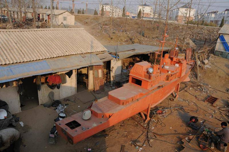 Ngoài radar AN/SPY-1, tuần dương hạm lớp Ticoderoga còn được trang bị nhiều loại radar quân sự mạnh mẽ khác. Ảnh: “Kĩ sư cây nhà lá vườn” bố trí và lắp đặt hệ thống Aegis và radar lên tàu.