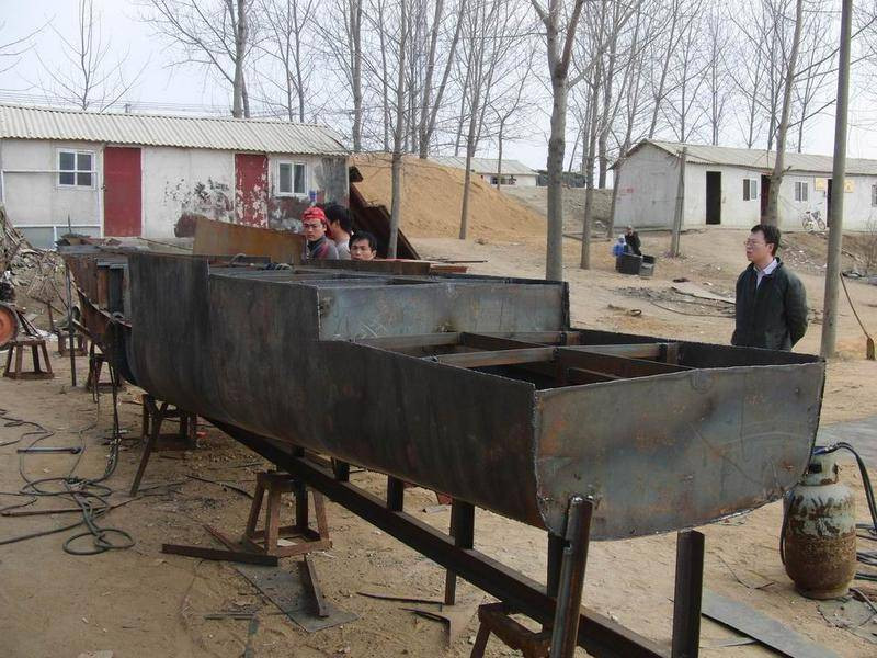 Tuần dương hạm lớp Ticonderoga của Mỹ có chiều dài 173m, rộng 16,8m; lượng giãn nước 9.800 tấn. Vỏ tàu được gia cường bằng các tấm bảo vệ vật liệu tổng hợp để tăng cường khả năng sống sót khi hoạt động trên biển. Ảnh: Giai đoạn đóng vỏ tàu.