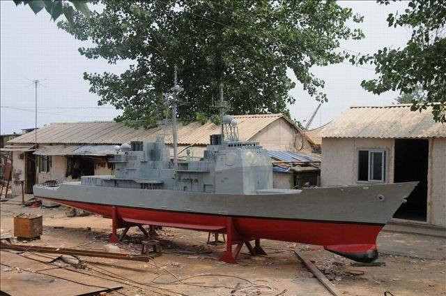 Để chống ngầm tàu có 2 ống phóng ngư lôi hạng nhẹ cỡ 324mm. Ngoài ra còn có 2 hệ thống phòng thủ tầm cực gần Phalanx và các súng máy cỡ 12,7mm để chống lại mục tiêu nhỏ tiếp cận. Ảnh: Chiến hạm đã hoàn thiện.