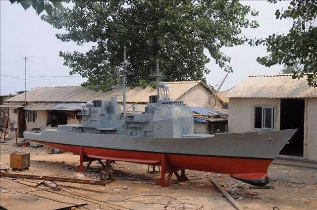 Để chống ngầm tàu có 2 ống phóng ngư lôi hạng nhẹ cỡ 324mm. Ngoài ra còn có 2 hệ thống phòng thủ tầm cực gần Phalanx và các súng máy cỡ 12,7mm để chống lại mục tiêu nhỏ tiếp cận. Ảnh: Chiến hạm đã hoàn thiện.