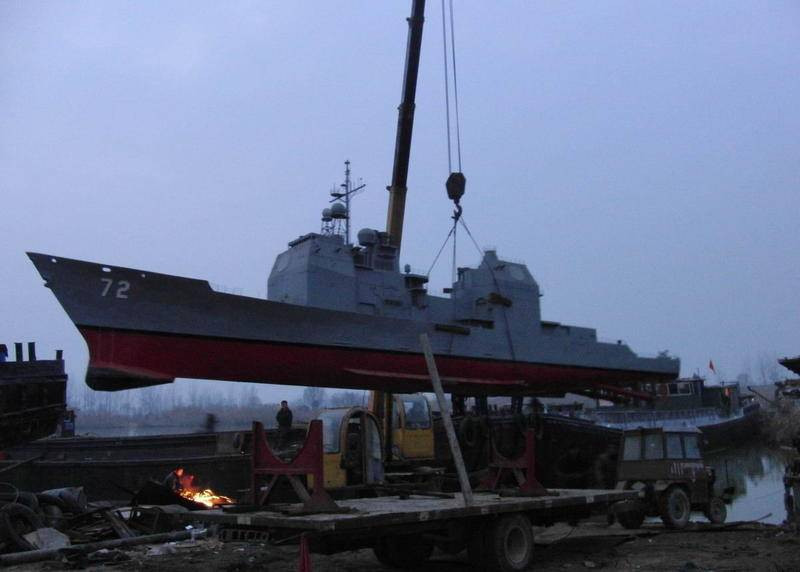 Đuôi tàu có hangar để chứa 2 trực thăng Sikovsky SH-60B hoặc MH-60R Seahawk để thực hiện các nhiệm vụ tuần tra, chống ngầm hoặc vận tải. Ảnh: Tàu được cẩu lên xe tải để đưa ra sông chạy thử.